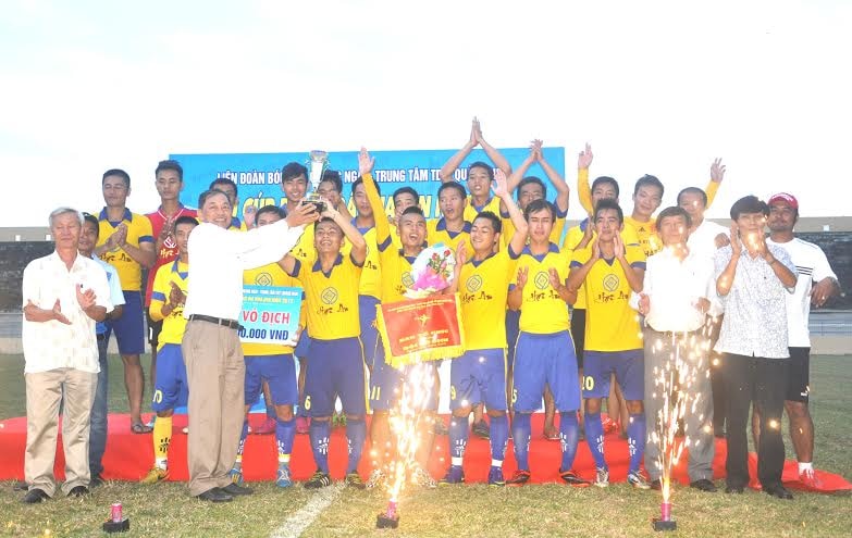 Ông Phạm Bá Nam - Phó Chủ tịch Liên đoàn Bóng đá Quảng Ngãi trao cúp vô địch siêu cúp Phadin 2015 cho đội TP.Hội An.