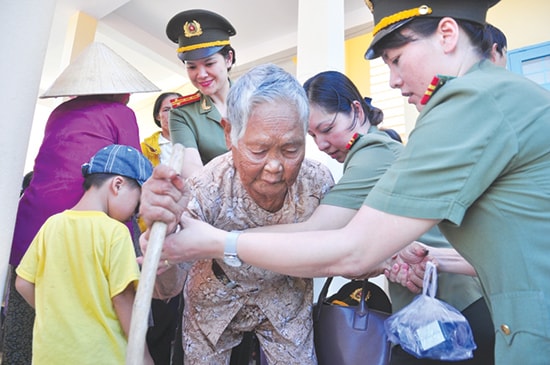 Phong trào đền ơn đáp nghĩa được thực hiện rộng khắp trong toàn tỉnh.  Ảnh: VINH ANH