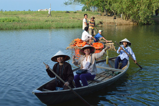 Du khách thích thú với những trải nghiệm du lịch cộng đồng tại làng Triêm Tây.