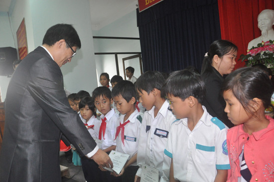 Ông Juan Feng Li - Tổng Giám đốc Ngân hàng Cathay United trao học bổng cho các em học sinh. Ảnh: T.VY