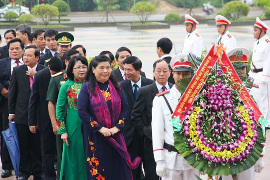 Ủy viên Bộ Chính trị, Phó Chủ tịch Quốc hội - Tòng Thị Phóng; nguyên Ủy viên Bộ Chính trị, nguyên Thường trực Ban Bí thư Trung ương Đảng - Phan Diễn cùng đoàn đại biểu đặt vòng hoa tại Tượng đài Mẹ Việt Nam anh hùng. Ảnh: THÀNH CÔNG.