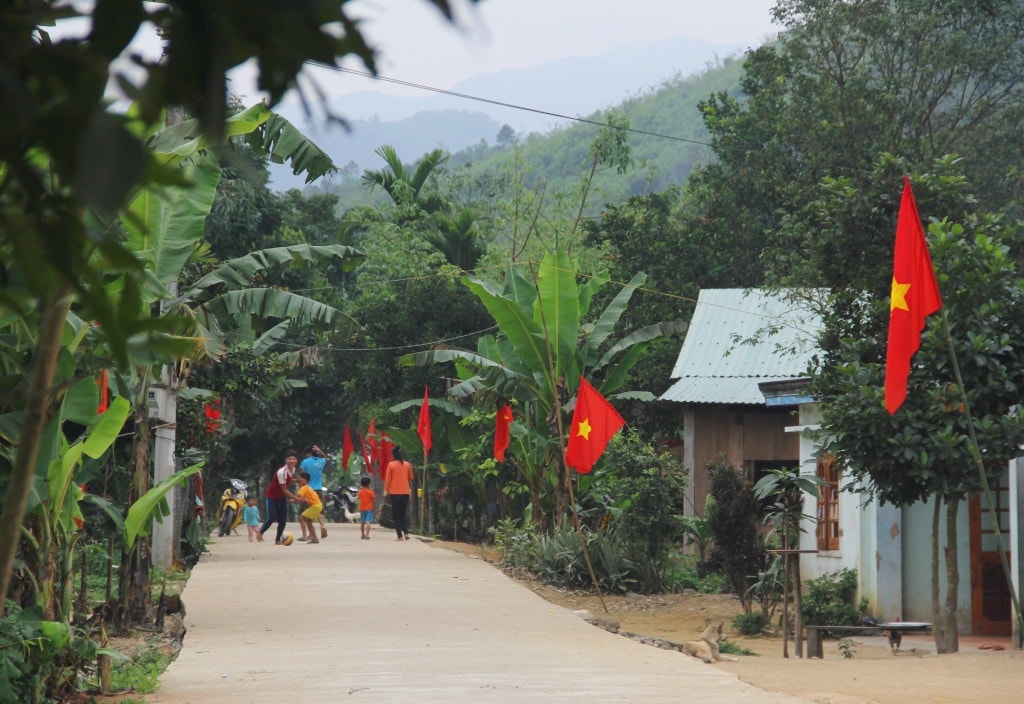 Sắc màu cờ hoa rực rỡ trên các tuyến đường dân cư vùng cao.