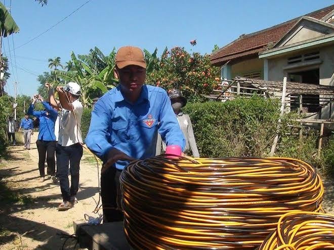 Đoàn viên thanh niên tham gia bắt điện chiếu sáng. Ảnh: L.T.Ngân.