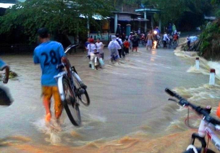 Không chỉ Dốc Rùa, tại nhiều khu vực miền núi Đông Giang, tình trạng lũ tràn mặt đường mỗi khi có mưa lớn thường xuyên xảy ra.