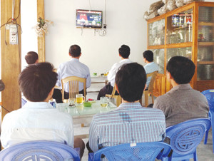 Nhân dân Nam Trà My theo dõi đại hội qua truyền hình.