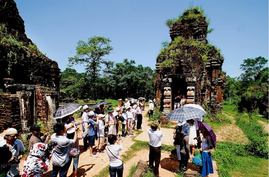 Hiện tượng rạn nứt, ẩm mốc trên các tường tháp ảnh hưởng từ tình trạng du khách leo trèo lên tháp... là một trong những thách thức của Mỹ Sơn. Ảnh: LÊ TRỌNG KHANG