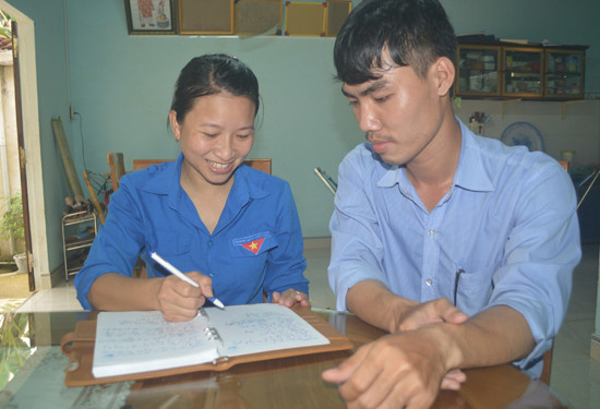 Nguyễn Thị Sương trao đổi công việc với đoàn viên. 