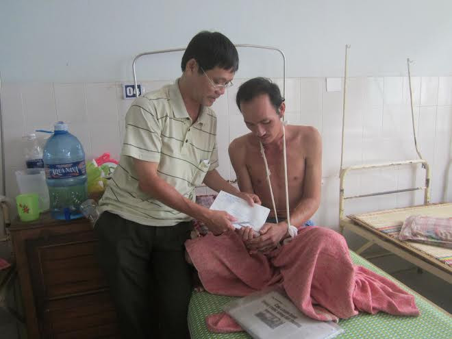 Trao tận tay quà của bạn đọc đến anh Phan Đình Đức, tại Bệnh viện Đa khoa tỉnh.