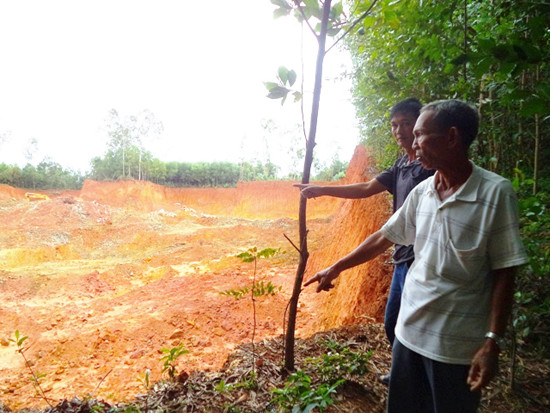 Người dân thôn Đồng Nghệ (xã Tam Ngọc) cho rằng việc khai thác đất nguyên liệu tại đồi Ông Chí sẽ gây nguy cơ sạt lở trong mùa mưa. Ảnh: X.T