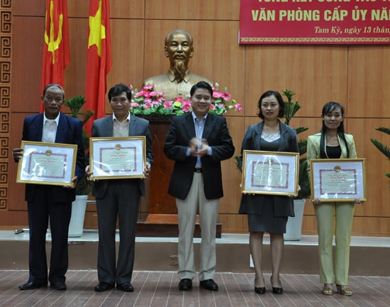 Lãnh đạo Văn phòng Tỉnh ủy trao Bằng khen của Chủ tịch UBND tỉnh cho các tập thể, cá nhân có thành tích xuất sắc trong phong trào thi đua Văn phòng cấp ủy năm 2014.Ảnh: XUÂN NGHĨA