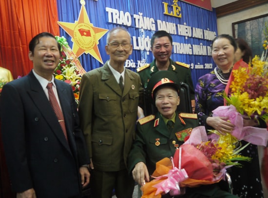 Trung tướng Phan Hoan cùng đồng đội ngày đón nhận danh hiệu Anh hùng lực lượng vũ trang nhân dân. Ảnh: HỒNG VÂN