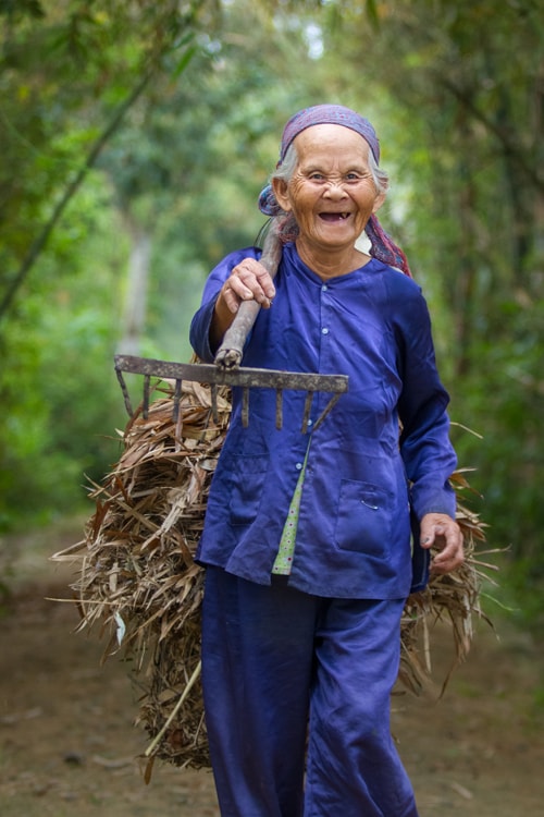 Mẹ quê - Ảnh: LÊ TRỌNG KHANG