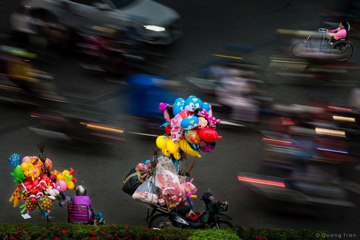 Lặn lội mưu sinh nơi xứ người - Ảnh: QUANG TRẦN