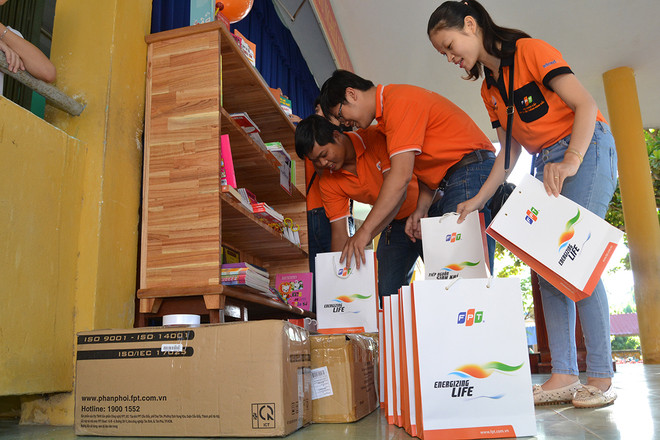 Các thành viên trong đoàn công tác FPT chuẩn bị tủ sách cho trường Tiểu học Trần Hưng Đạo.