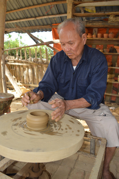 Nghệ nhân Nguyễn Lành vẫn còn nhiều ưu tư khi làng gốm Thanh Hà làm du lịch.
