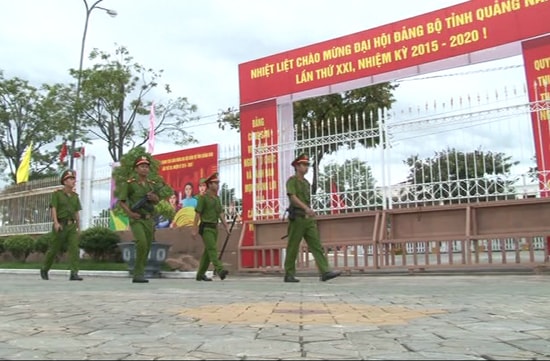 Lực lượng công an tuần tra, bảo vệ Đại hội đại biểu Đảng bộ tỉnh lần thứ XXI, diễn ra từ ngày 12 đến 14.10.2015. Ảnh: NHƯ Ý