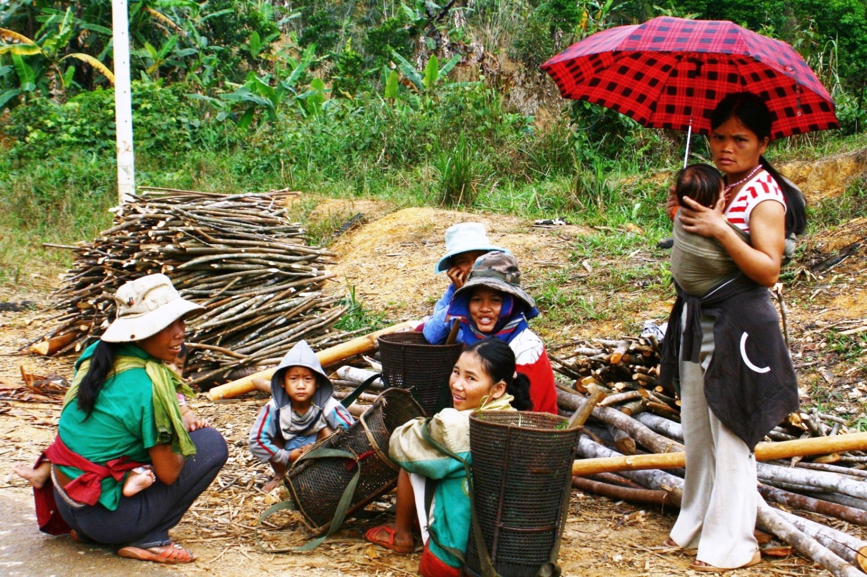 Phút dừng chân bên vệ đường của những người mẹ Cơ Tu ở xã A Nông (Tây Giang). Lên rẫy chặt củi nhưng trên lưng các bà mẹ luôn địu theo những đứa con nhỏ.