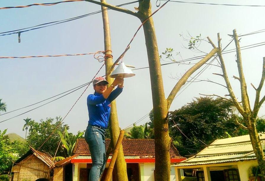 Các đoàn viên thanh niên cùng tham gia bắt bóng điện thắp sáng tại thôn Phú Mưa (xã Jơ Ngây). Ảnh: Huyện đoàn Đông Giang