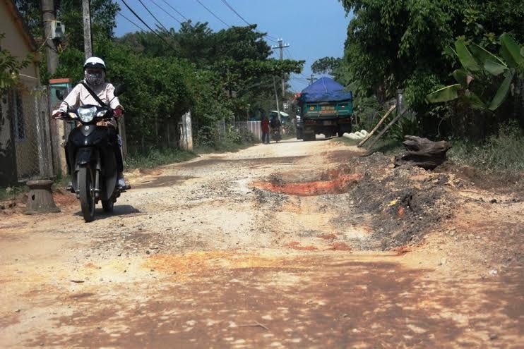 Xe chở đật vượt quá tải trọng của đường nên mặt đường đã bị hư hỏng nhiều chỗ.