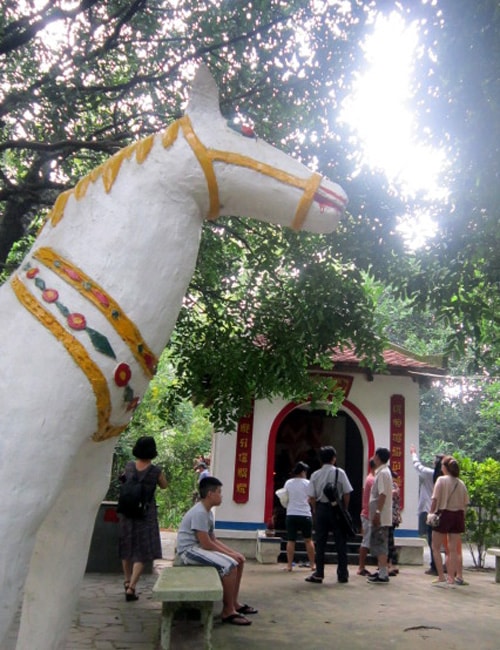 Miếu An Sơn - nơi thờ bà hoàng Phi Yến, thứ phi của chúa Nguyễn Ánh và Miếu Cậu - nơi thờ Hoàng tử Cải con bà hoàng Phi Yến là 2 địa chỉ tâm linh gắn với nhiều truyền thuyết, trong đó có truyền thuyết về sự ra đời của câu ca dao “Gió đưa cây cải về trời/ Rau răm ở lại chịu lời đắng cay”.