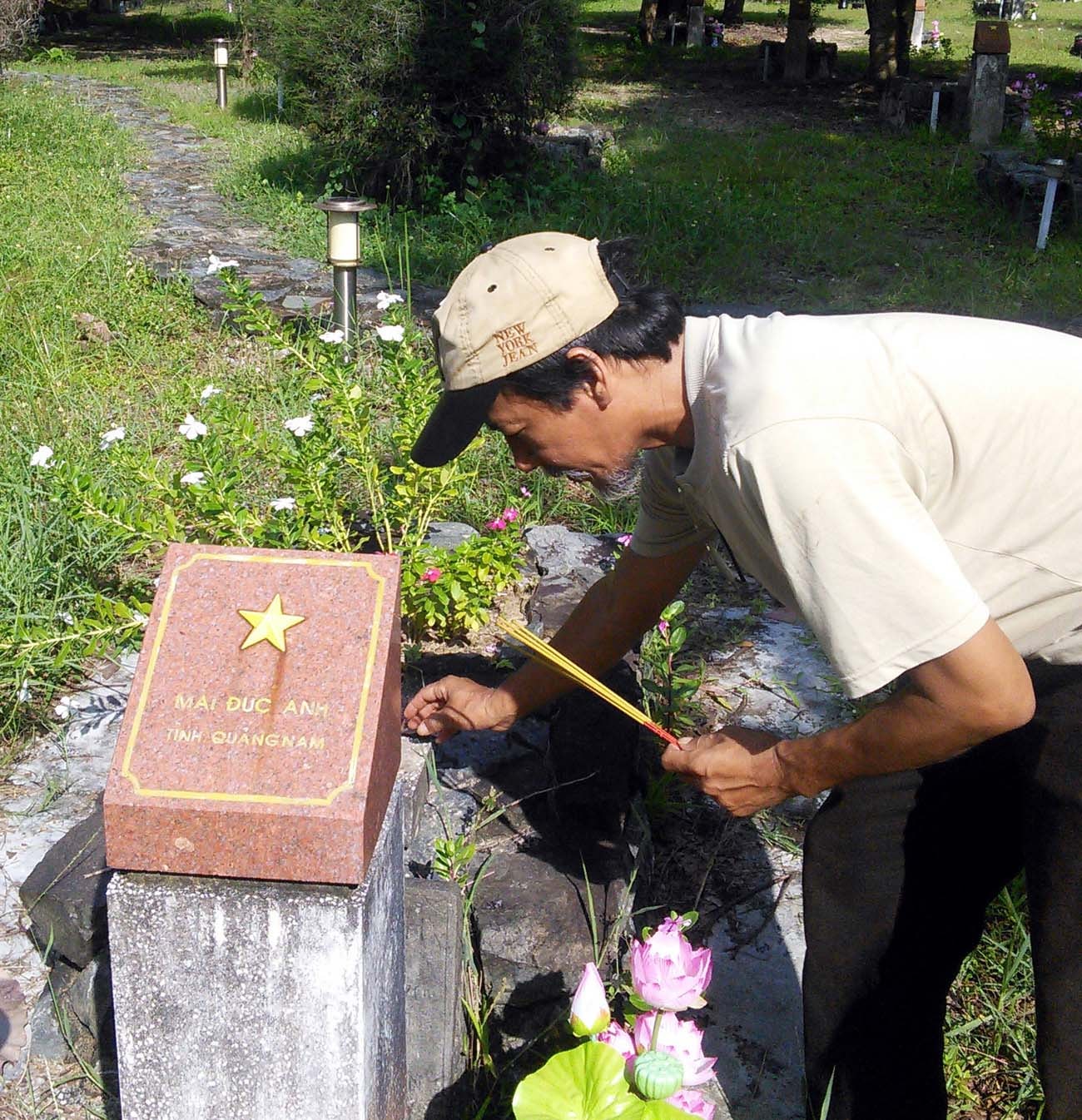 Trong chuyến ra Côn Đảo mới đây, các văn nghệ sĩ Quảng Nam không quên tìm kiếm, dâng hương các liệt sĩ quê Quảng Nam nằm ở Hàng Dương. Trong 113 năm tồn tại của nhà tù Côn Đảo, Quảng Nam có 1.447 chiến sĩ bị địch giam cầm, trong đó có 97 người hy sinh tại Côn Đảo.