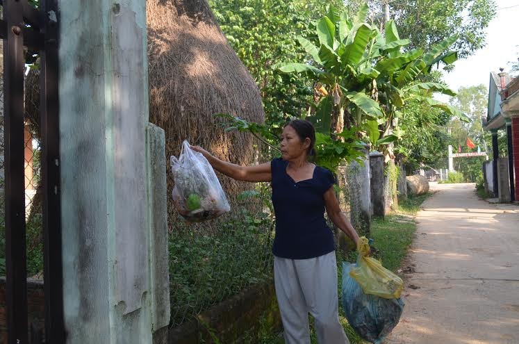 Chị Miên thu gom rác thải của bà con trong xóm để giữ môi trường sạch ở địa phương.