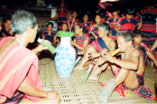 Các già làng gặp nhau trong lễ kết nghĩa và chuẩn bị hát lý.
