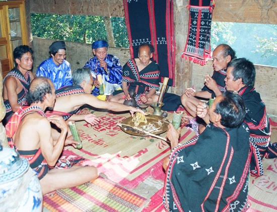 Rượu cần, chất men trong hát lý.Ảnh: T.VỊNH