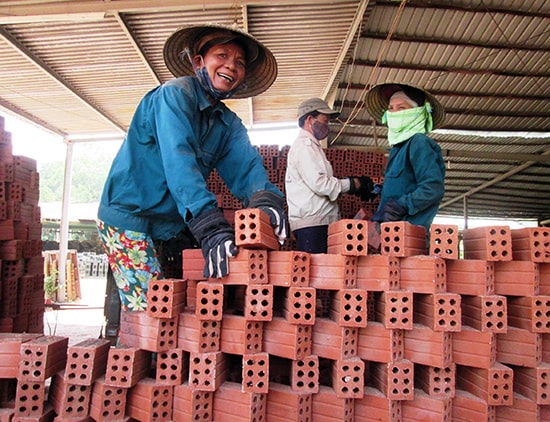 Nhờ chú trọng thu hút đầu tư, hàng trăm lao động ở địa phương có việc làm ổn định tại các nhà máy.Ảnh: VĂN SỰ