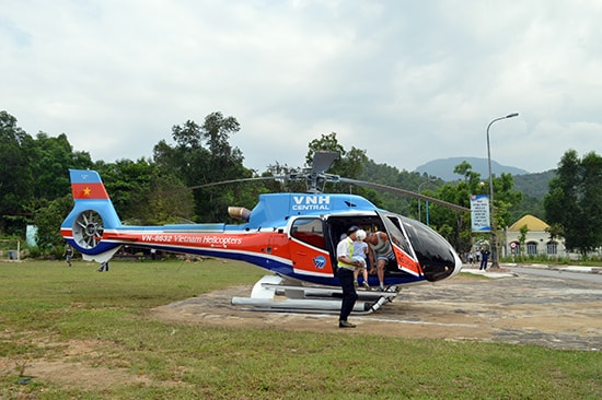 Dịch vụ tham quan Mỹ Sơn bằng trực thăng đang thu hút nhiều đối tượng khách cao cấp. Ảnh: V.LỘC