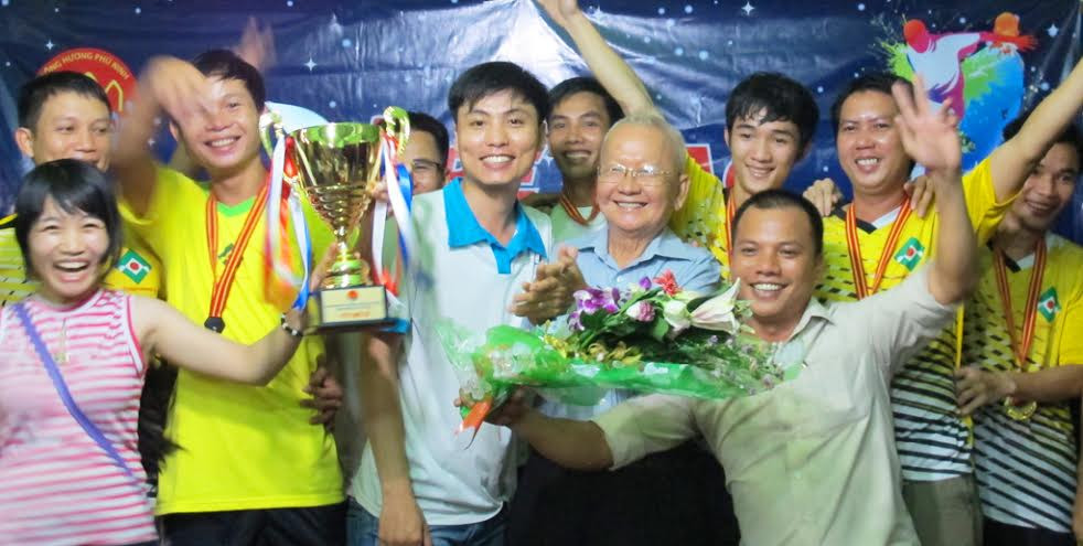 Hội đồng hương Phú Ninh trao cúp vô địch cho đội bóng xã Tam Phước