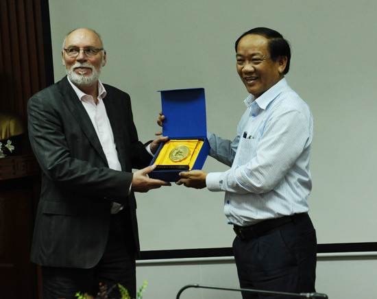 Chủ tịch UBND tỉnh Đinh Văn Thu tặng quà lưu niệm cho GS. Marcel Stive. Ảnh: MINH HẢI