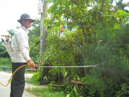 Lo ngại sốt xuất huyết bùng phát, sáng 26.10, ông Trần Văn Định (tổ 2, thôn Xóm Bùng, Điện Hòa) mua thuốc diệt muỗi về tự phun. Ảnh: VĂN HÀO