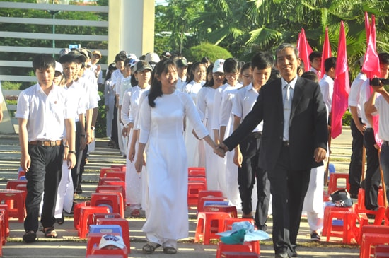 Đón học sinh lớp 10 tại lễ khai giảng năm học mới của Trường THPT chuyên Nguyễn Bỉnh Khiêm.  Ảnh:X.PHÚ