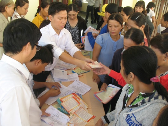 Người dân ngày càng quan tâm hơn đến chính sách bảo hiểm xã hội, bảo hiểm y tế. Ảnh: D.L