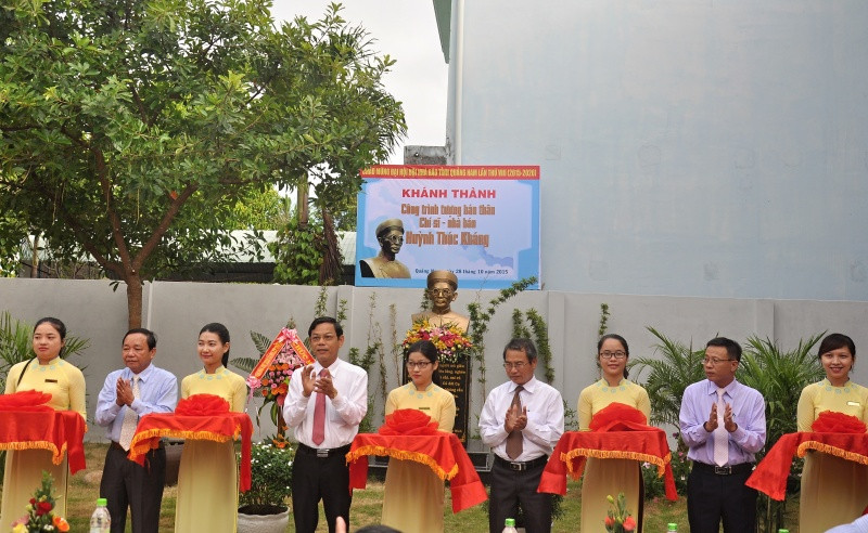 Cắt băng khánh thành tượng bán thân Chí sĩ - Nhà báo Huỳnh Thúc Kháng. Ảnh: VINH ANH