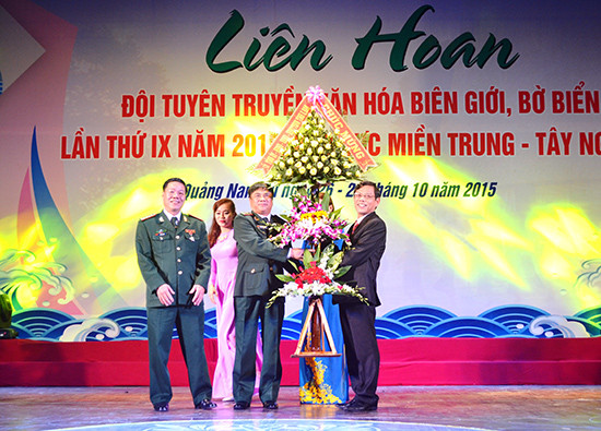 Phó Chủ tịch UBND tỉnh Nguyễn Chín tặng hoa Ban tổ chức liên hoan. Ảnh: V.QUANG