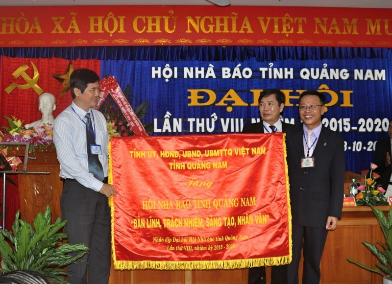 Bí thư Tỉnh ủy, Chủ tịch HĐND tỉnh Nguyễn Ngọc Quang tặng bức trướng với 8 chữ “BẢN LĨNH, TRÁCH NHIỆM, SÁNG TẠO, NHÂN VĂN” cho Hội Nhà báo tỉnh. Ảnh: VINH ANH