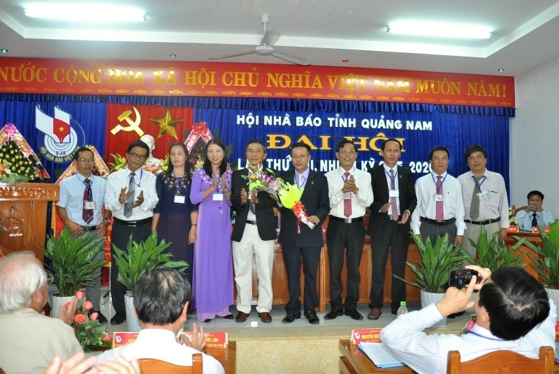 Phó Chủ tịch UBND tỉnh Nguyễn Chín tặng hoa chúc mừng Ban chấp hành Hội Nhà báo tỉnh nhiệm kỳ 2015 - 2020 ra mắt. Ảnh: VINH ANH