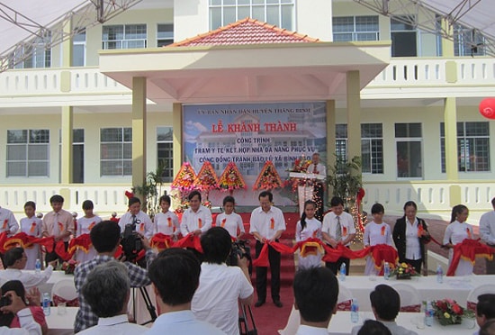 Lễ khánh thành công trình trạm y tế kết hợp nhà đa năng tránh lũ tại xã Bình Đào. Ảnh: TR.NGUYỄN