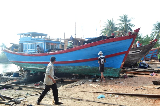 Sửa chữa tàu cá tại cơ sở của gia đình ông Nguyễn Thanh Tùng (xã Tam Tiến, Núi Thành). Ảnh: N.Q.V