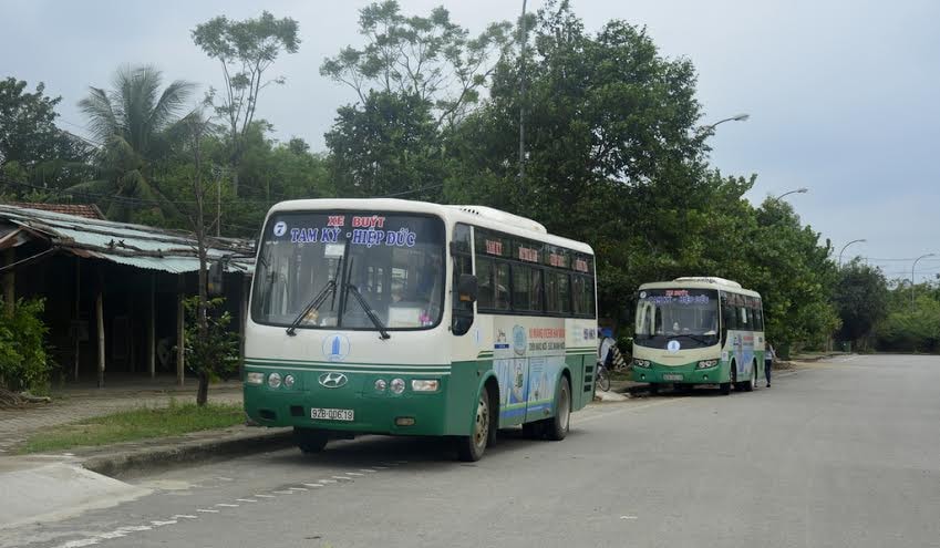 Một số xe buýt “đứng bánh” ngày 2.11. Ảnh: XUÂN KHÁNH