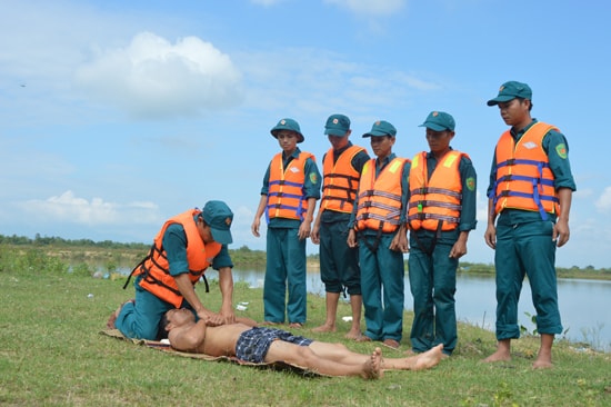 Lực lượng vũ trang Duy Xuyên thực hành sơ cứu người bị ngạt nước. Ảnh: T.A