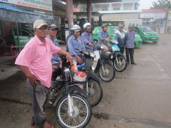 Một số thành viên “Đội xe ôm sơ cấp cứu” thị trấn Hà Lam, Thăng Bình. Ảnh: B.T.L