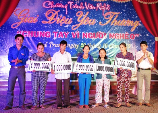 Trao tặng sổ tiết kiệm cho các hộ nghèo tại xã Quế Trung. Ảnh: T.LÊ