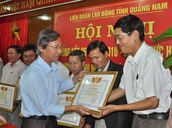 Ông Phan Minh Á - Phó Chủ tịch LĐLĐ tỉnh tặng bằng khen cho các tập thể có thành tích xuất sắc trong chương trình nhà ở “Mái ấm công đoàn”. Ảnh: ANH ĐÔNG