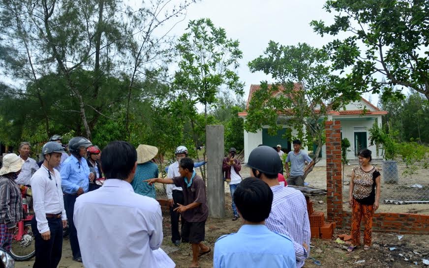 Đoàn kiểm tra “gặp khó” khi người đàn ông áo sẫm này phản ứng thái quá. Ảnh: XUÂN KHÁNH