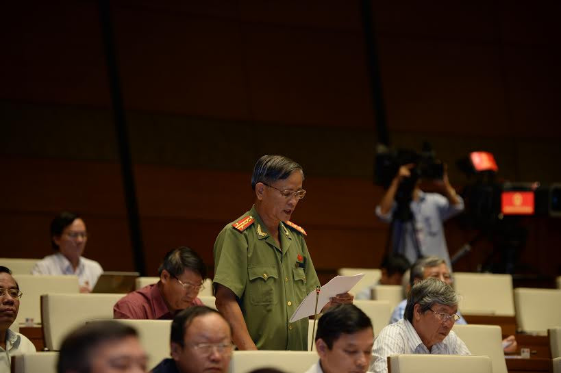 Đại biểu Phạm Trường Dân - Phó Giám đốc Công an Quảng Nam tham gia góp ý sửa đổi luật tại Quốc hội.