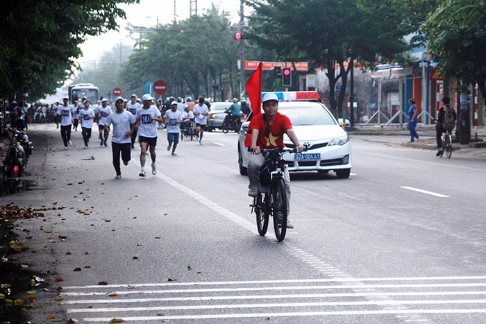 Lực lượng CSGT nhận nhiệm vụ dẹp đường, đảm bảo an ninh trật tự giúp các VĐV hoàn thành đường chạy.