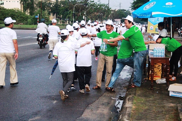 Trên đoạn đường chạy, các VĐV nhận nước uống miễn phí tại các điểm cố định.